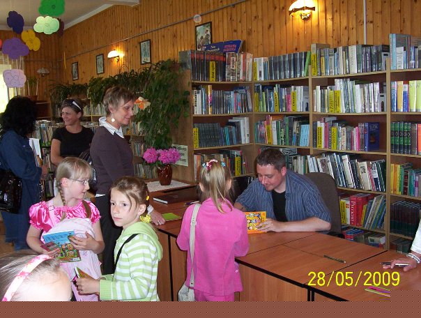 Pisarz skada autografy na swoich ksikach, ktre dzieci bardzo chtnie sobie zakupiy.